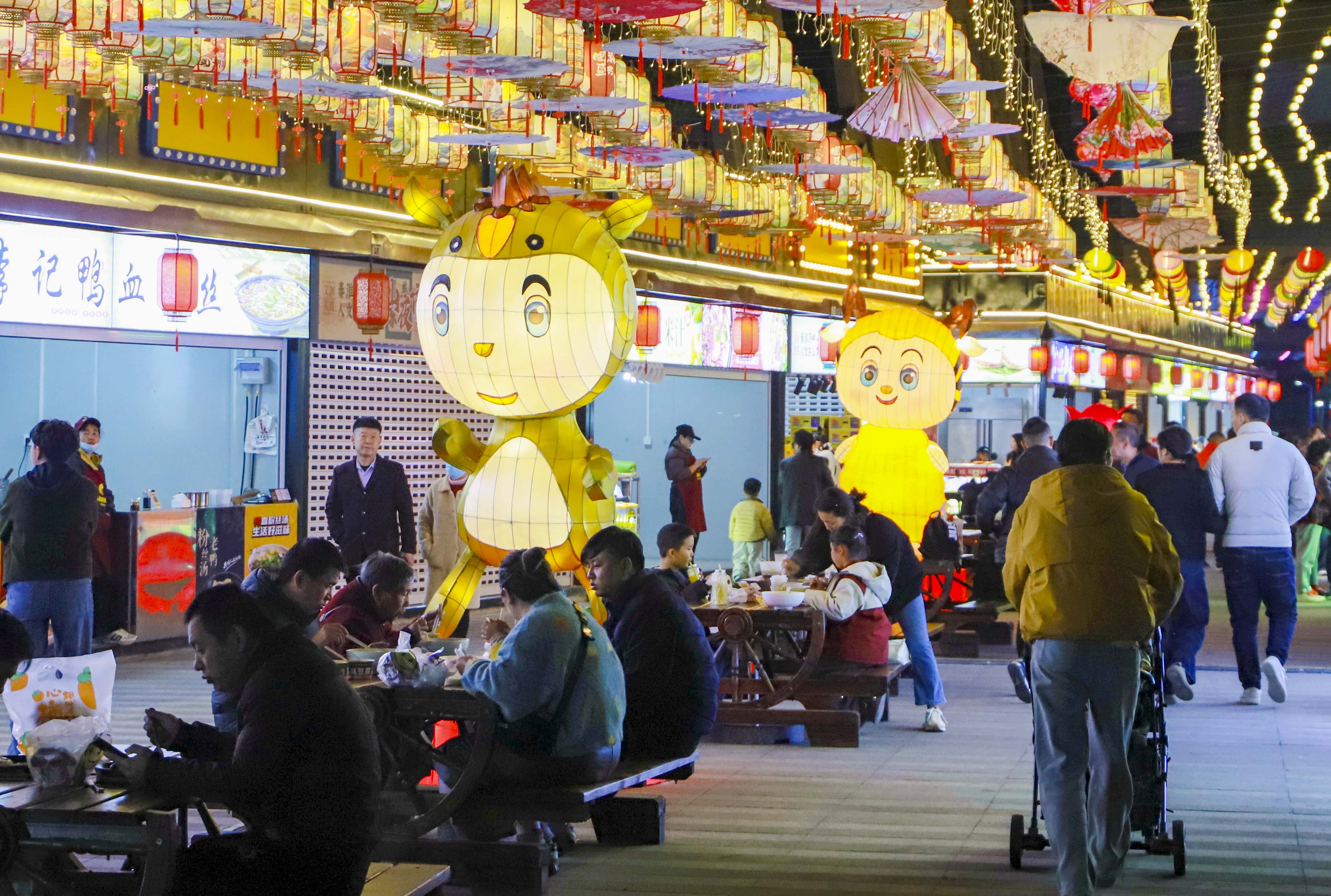 東山夜市“十二生肖”主題花燈相繼點亮,。通訊員 王詩妮 南京日報/紫金山新聞記者 馮芃 攝