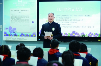 原前線文工團(tuán)表演藝術(shù)家,、國(guó)家一級(jí)演員崔根栓和5所學(xué)校的孩子們通過(guò)網(wǎng)絡(luò)共同朗讀《歷史的記憶》一文。 南京日?qǐng)?bào)/紫金山新聞?dòng)浾?杜文雙 攝