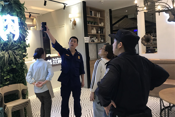 太倉大隊開展“進博會”消防安全專項夜查